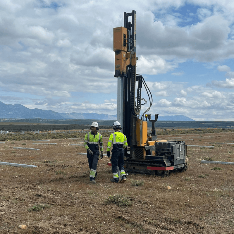Hincadora perforadora en terreno difícil para planta fotovoltaica